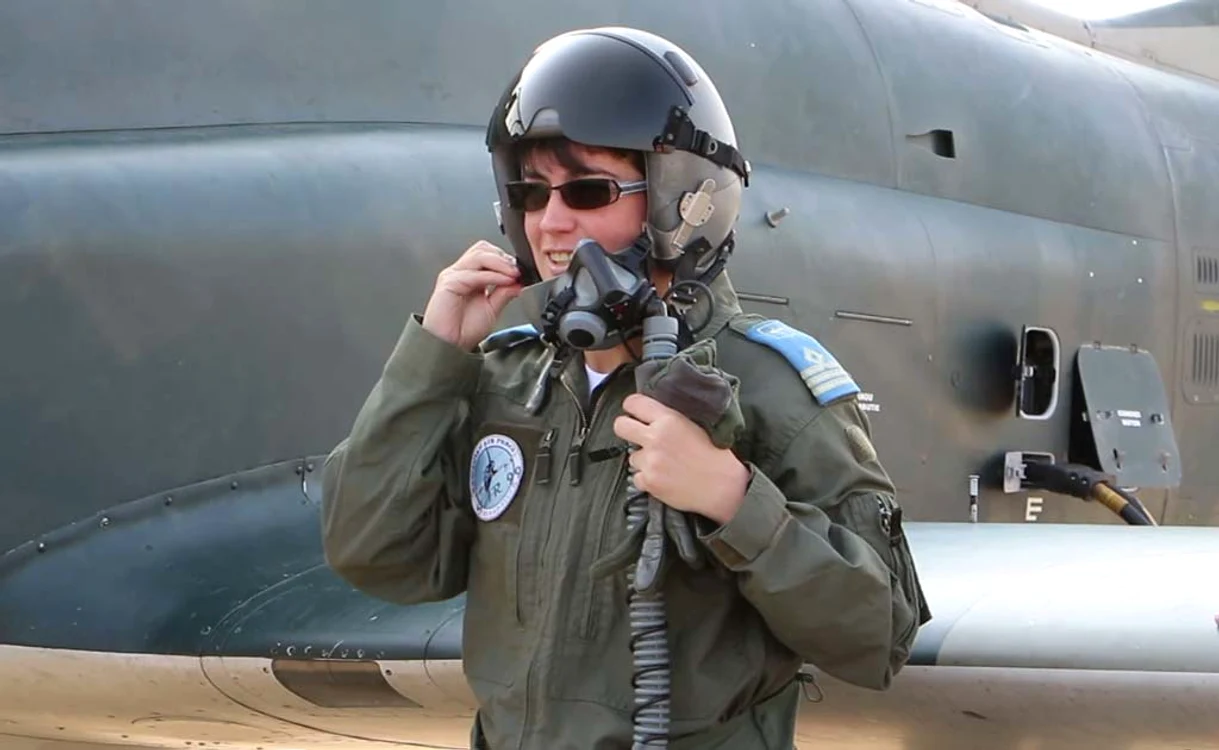 
    Oana Ardeleanu, fericită lângă avionul căruia îi cunoaşte toate taineleFoto: adevarul.ro  
