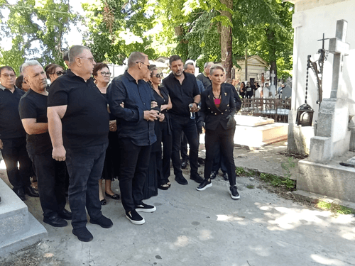 Coroana adusă de Irina Cernea / foto: Click!