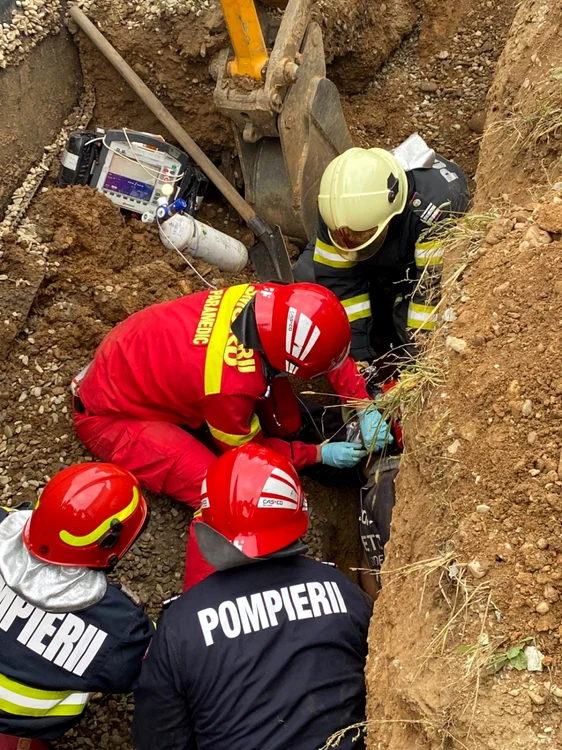 Echipajul de intervenţie a reuşit să-l extragă. Foto Isu Argeş