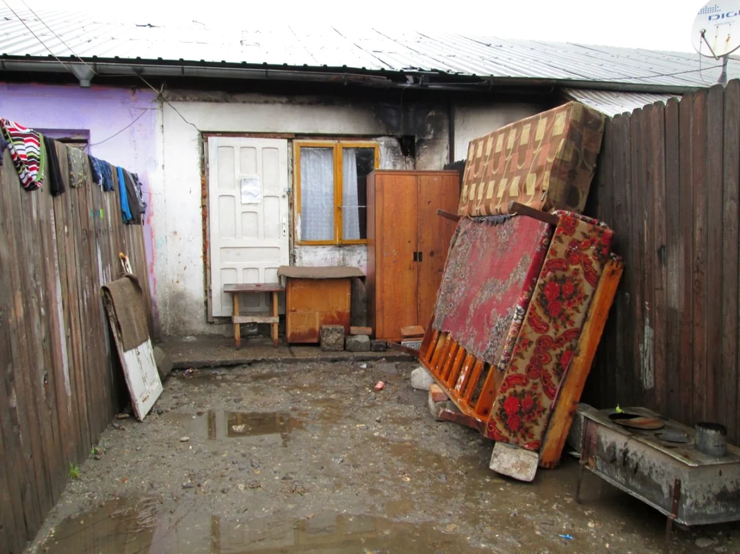 10 familii de romi evacuate din ghetoul de la marginea municipiului Râmnicu Vâlcea