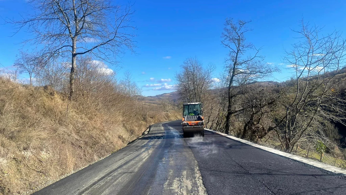Asfaltare pe lotul 2 al Transalpinei de Apuseni FOTO Marius Hațegan