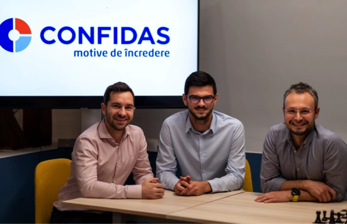 De la stânga: Andrei Creţu, Eduard Burghelia (Confidas), Iulian Cîrciumaru Sursa Confidas