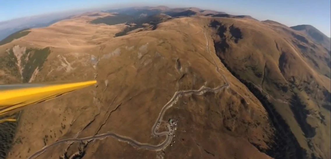 Imagini de pe Transalpina surprinse dintr-un avion de agrement Foto captură video