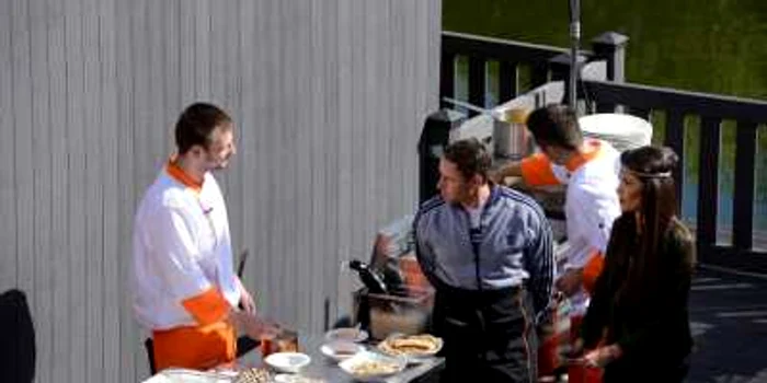 După ce mănâncă preparatele aniversare, Reghe intră în bucătăria "Top Chef", pe post de bucătar invitat. FOTO Antena 1