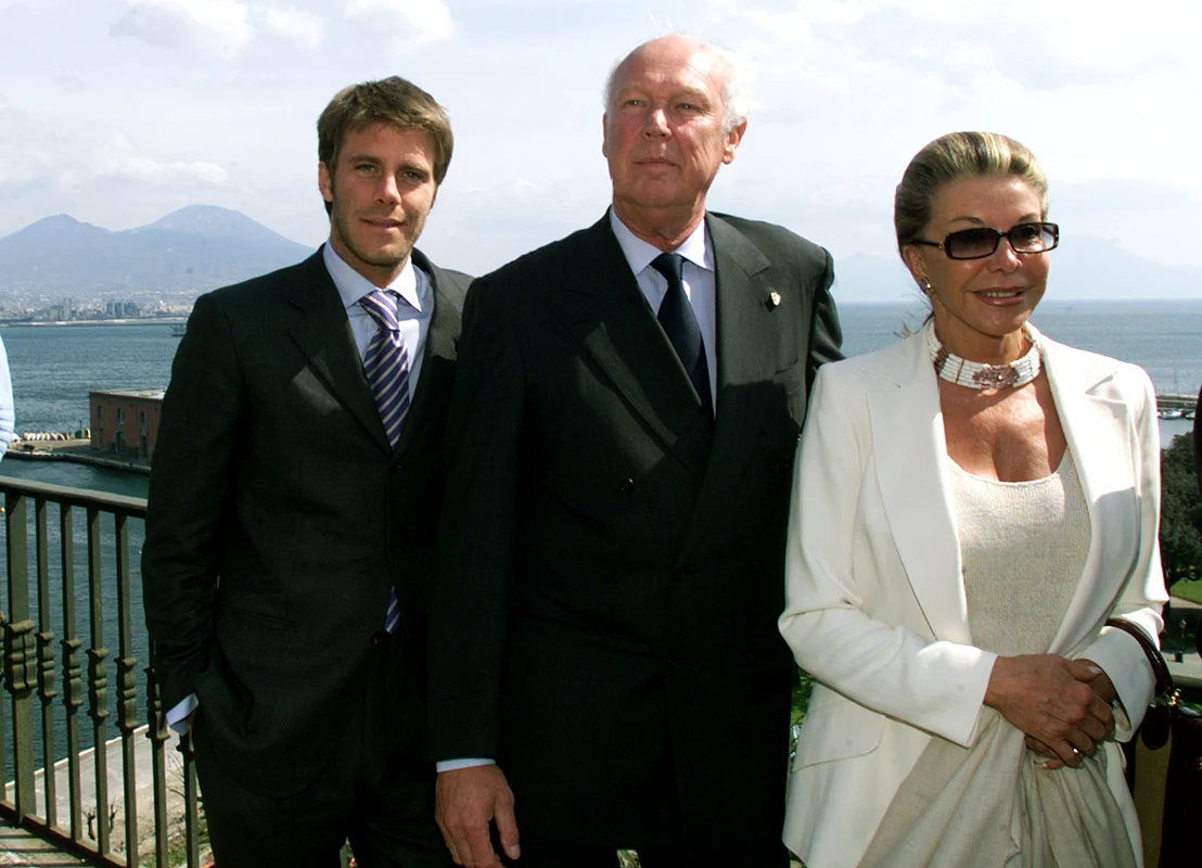 Prințul Vittorio Emanuele de Savoia, cu fiul său, Emanuele Filiberto, și soția sa, Marina de Savoia. FOTO: Getty Images