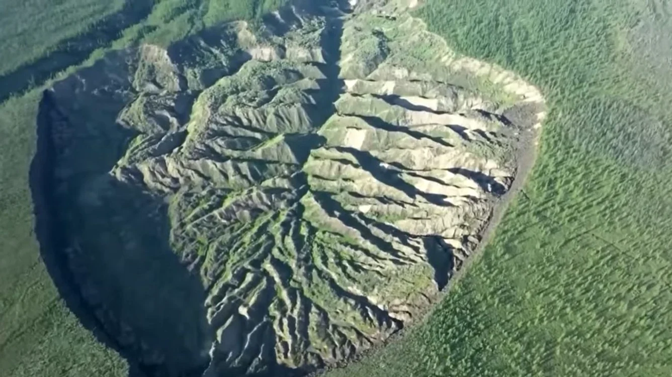 Craterul Batagaika din Siberia este adesea numit „Poarta Iadului” / Foto: Captură video