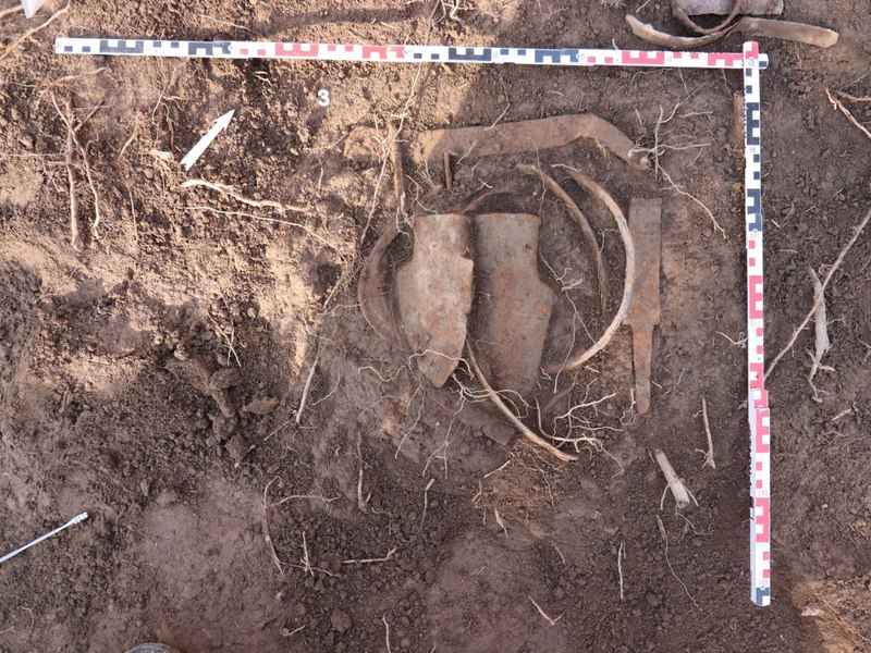 Depozite de arme şi unelte agricole din perioada medievală au fost descoperite de un profesor, într-un sat de lângă Ploieşti