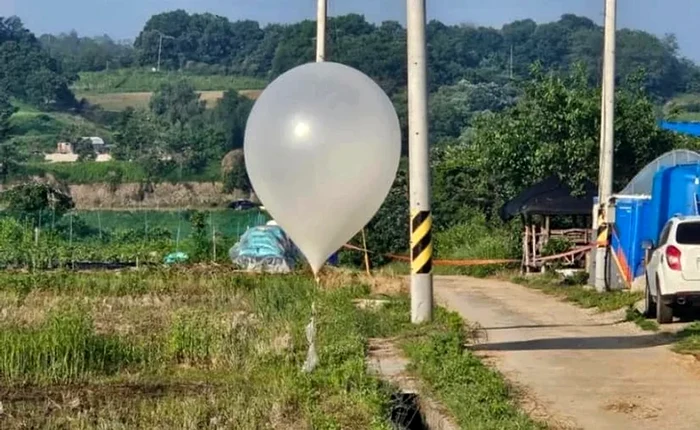 Baloane încărcate cu gunoi, transmise peste granița cu Coreea de Sud. FOTO Arhivă