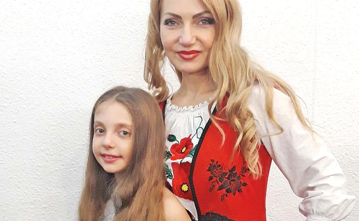 
    Yasmine, alături de mama ei, Louise  