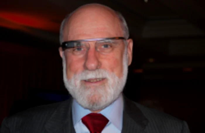 Vint Cerf, unul dintre părinţii Internetului, nu se poate dezlipi de Google Glass FOTO CNet