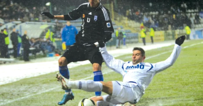 Mihai Costea (stânga) s-a zbătut în zadar
