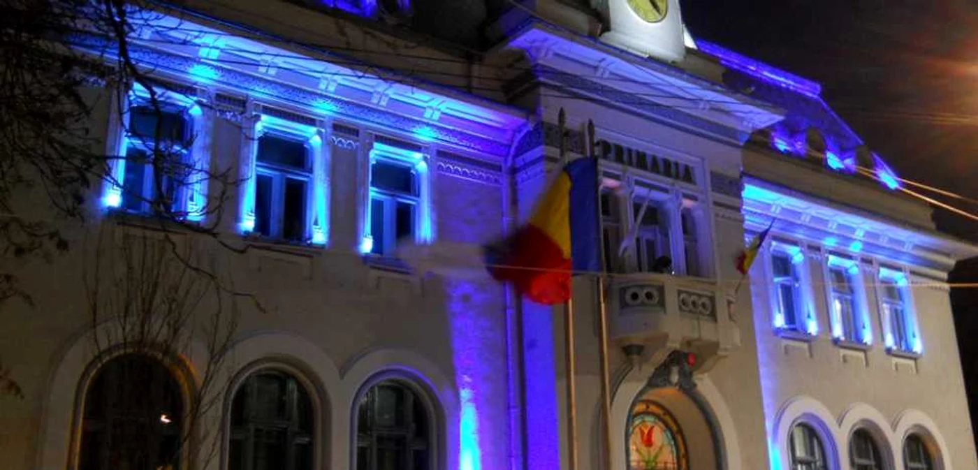 Primăria Piteşti iluminată în albastru pentru a marca Ziua Internaţională de Conştientizare a Autismului               FOTO Laurenţiu Ionescu