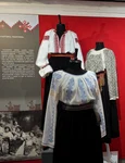 Expoziția „Roadele șezătorilor. Ia și cămașa de sărbătoare” la Muzeul de Etnografie Brașov 