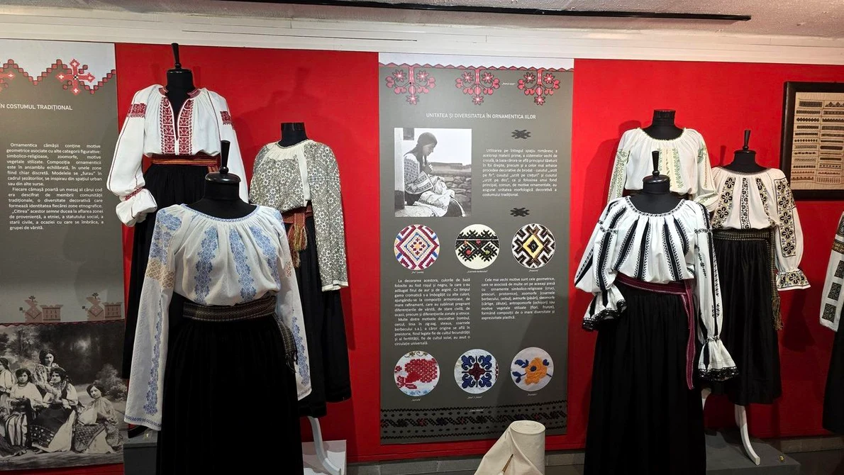 Expoziția „Roadele șezătorilor. Ia și cămașa de sărbătoare” la Muzeul de Etnografie Brașov