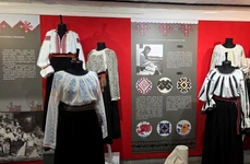 Expoziția „Roadele șezătorilor. Ia și cămașa de sărbătoare” la Muzeul de Etnografie Brașov 