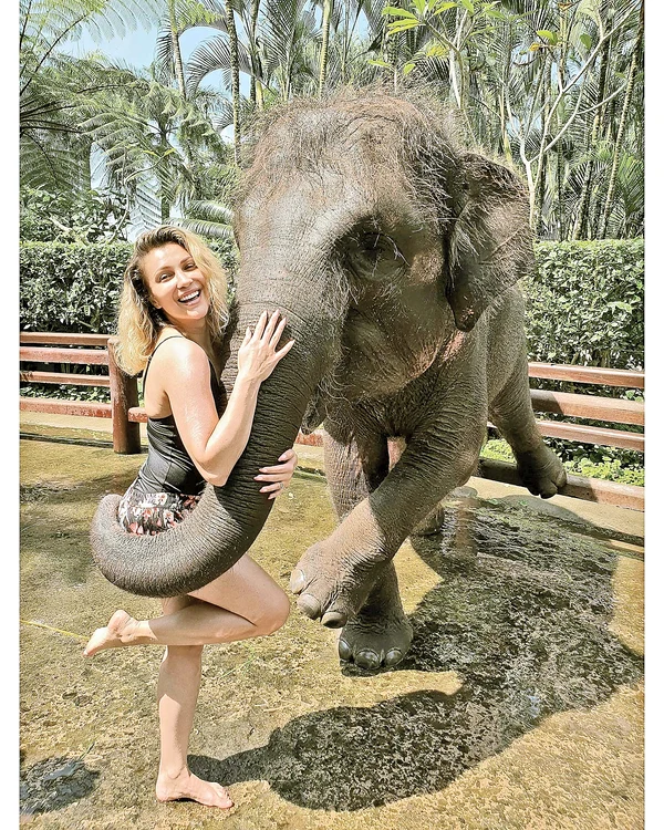 Senzuala solistă  a realizat sute  de fotografii în Bali