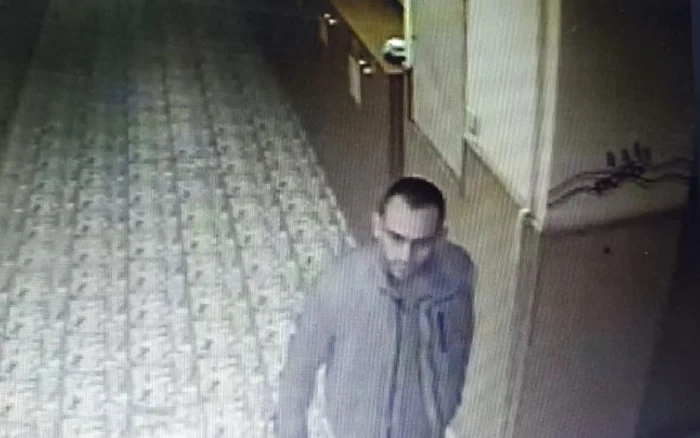 Un bărbat dezbrăcat a fost surprins în baie de o elevă