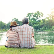Longevitate - cuplu  varstnici - relaxare in natura FOTO Shutterstock 