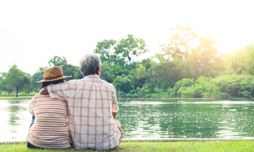 Longevitate - cuplu  varstnici - relaxare in natura FOTO Shutterstock 