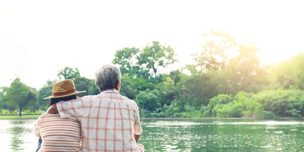 Longevitate - cuplu  varstnici - relaxare in natura FOTO Shutterstock 