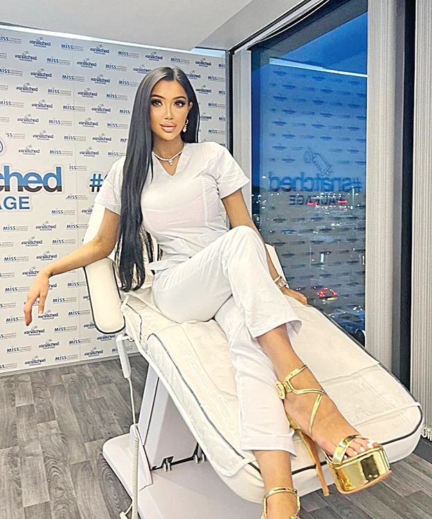 Chloe Khan a recunoscut  că zilnic merge la  masaj şi la clinicile  de înfrumuseţare