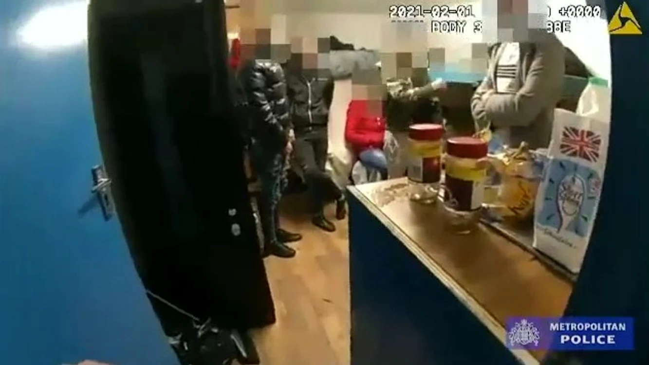 Poliţia a intervenit şi i-a salvat pe cei opt români. FOTO: Poliţia Metropolitană