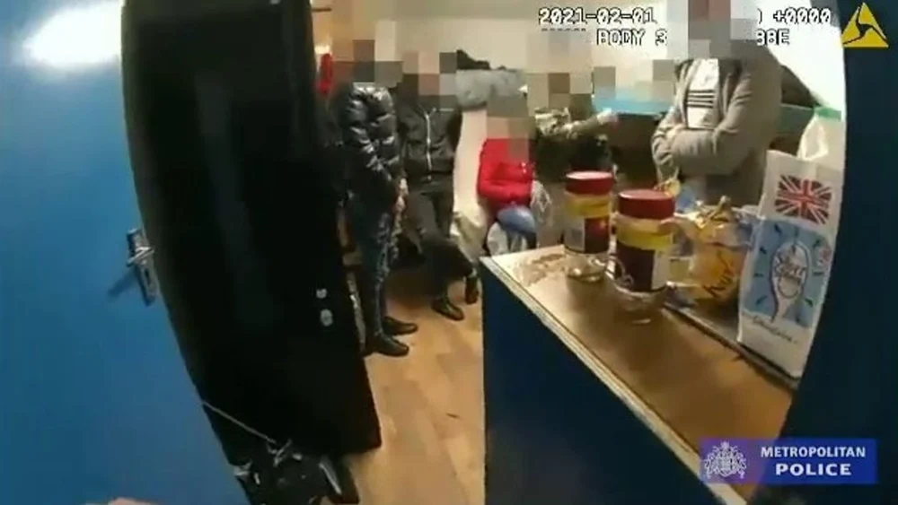 Opt români, înfometaţi şi exploatați de proprietarul unei spălătorii auto din Londra, şi-au găsit dreptatea în instanţă. Ce pedeapsă a primit cel care a abuzat de ei