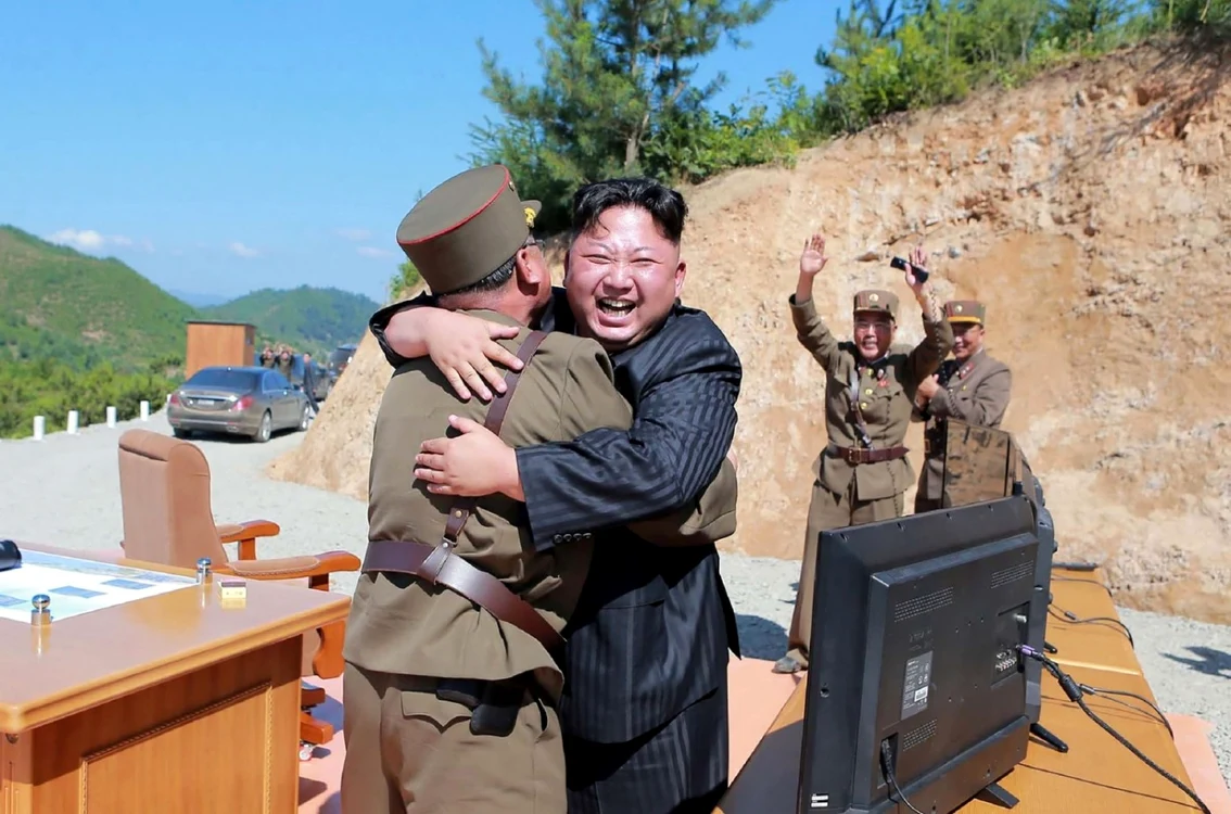 Liderul nord coreean Kim Jong Un sărbătoreşte succesul testului cu rachete balistice intercontinental Hwasong14 efectuat într o locaţie secretă din Coreea de Nord FOTO AFP KCN via KNS