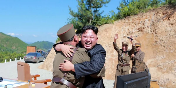 Liderul nord coreean Kim Jong Un sărbătoreşte succesul testului cu rachete balistice intercontinental Hwasong14 efectuat într o locaţie secretă din Coreea de Nord FOTO AFP KCN via KNS