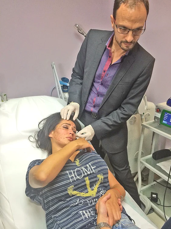 Fricoasă de fel, ea de-abia a rezistat când doctorul Kasem Abu Bakr i-a făcut injecţiile