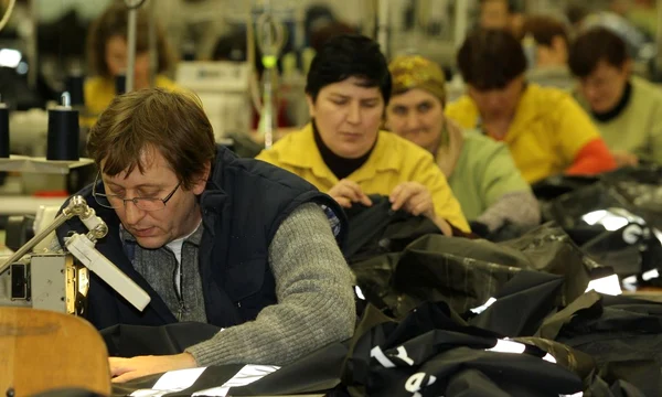 Meseria de confecţioner în industria textilă are căutare chiar şi în actualele condiţii de criză economică.