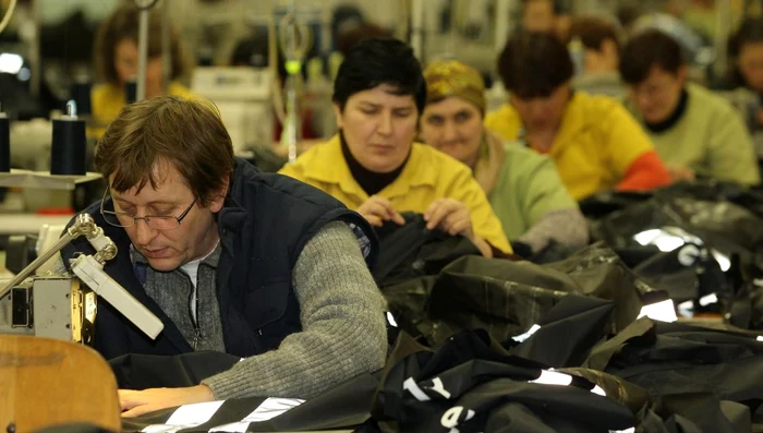 Meseria de confecţioner în industria textilă are căutare chiar şi în actualele condiţii de criză economică.