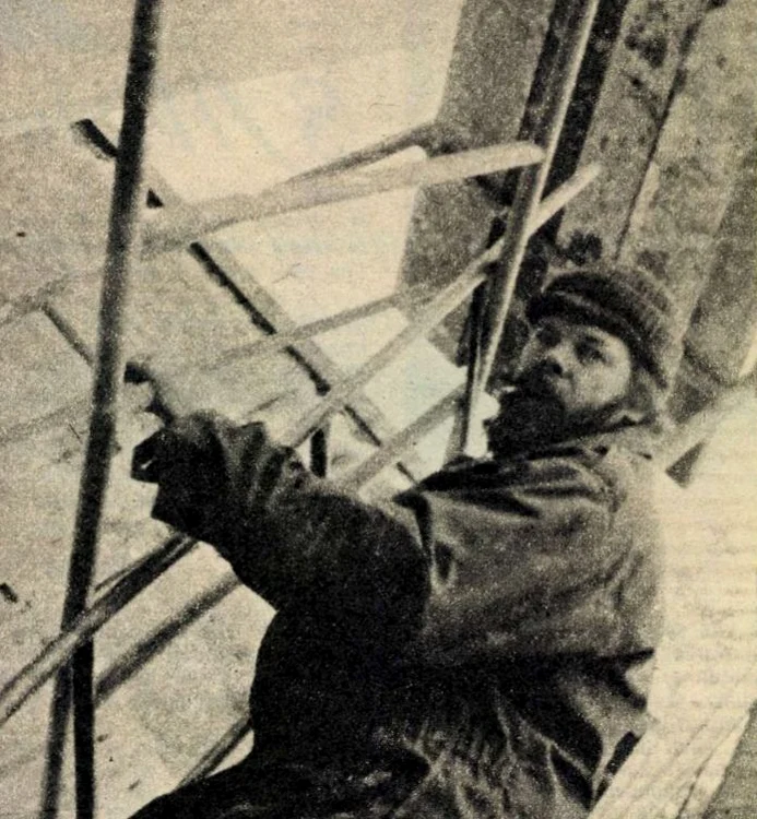 Pavel Bucur în 1985 pe schelele monumentului. Foto: revista Cutezătorii.