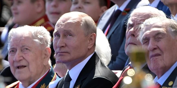 Vladimir Putin printre veterani FOTO EPA-EFE
