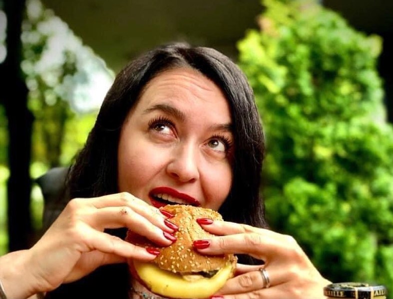 Motivul pentru care Amalia Năstase a renunțat la dietele de slăbit. „Când ești în cel mai mare stres posibil, te oprești într-o ciocolată”