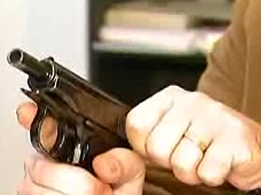 
    Casiera a fost ameninţată cu un pistol cu capse  