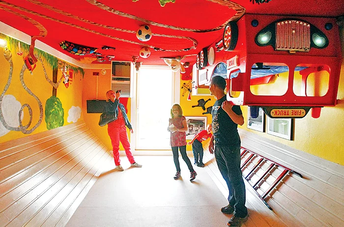 Stă pe acoperiş,  lângă oraşul Terfens