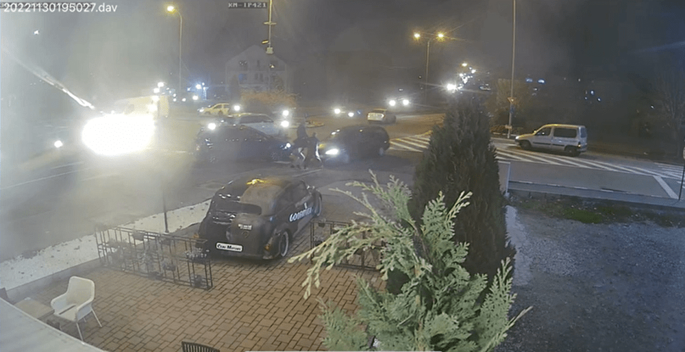 Bărbatul care a vrut să-și omoare tatăl și fratele cu mașina, trimis în judecată. Imagini șocante VIDEO