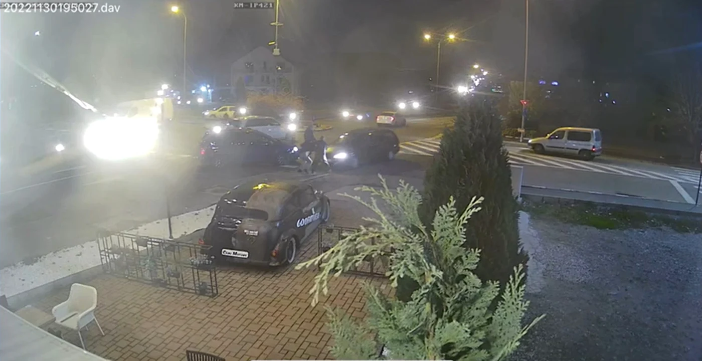 Momentul în care un vâlcean își călcă intenționat tatăl și fratele cu mașina