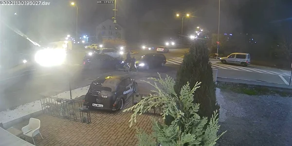 Momentul în care un vâlcean își lovește intenționat tatăl și fratele cu mașina Captură video jpg