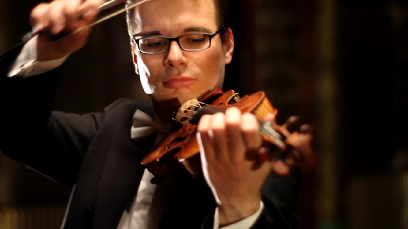Violonistul Alexandru Tomescu și vioara Stradivarius FOTO arhivă Adevărul