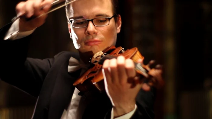 Violonistul Alexandru Tomescu și vioara Stradivarius FOTO arhivă Adevărul