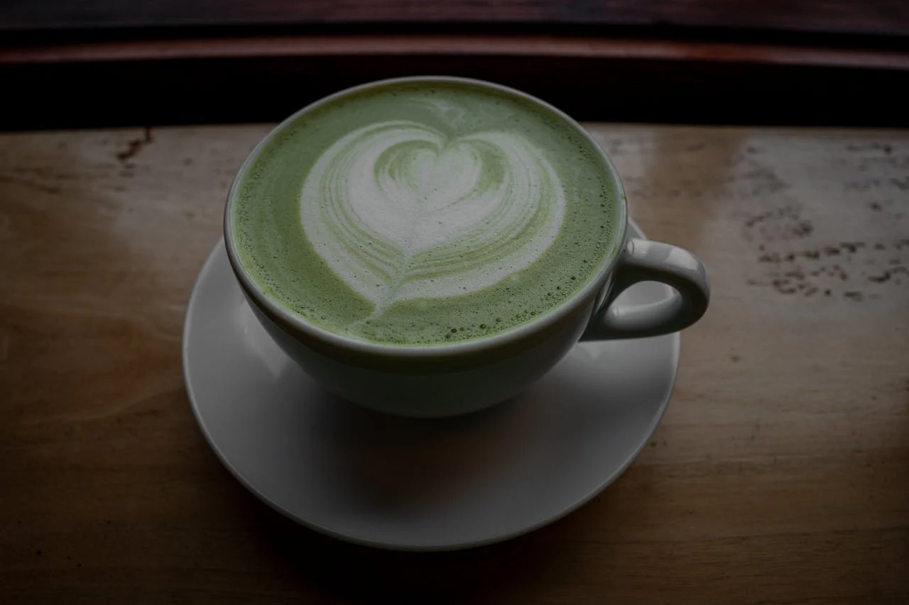 Matcha latte, băutura care înlocuiește încet cafeaua de dimineață