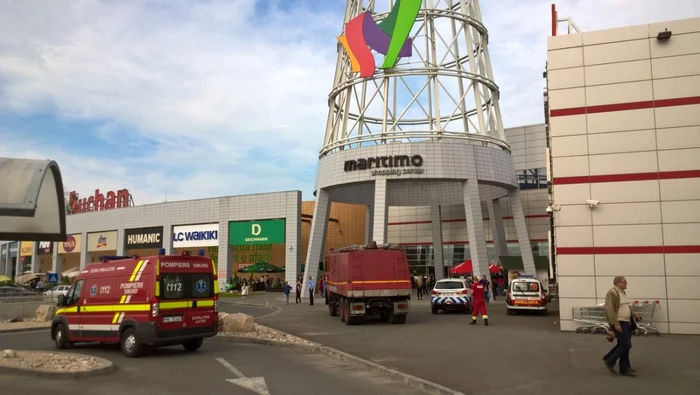 Ambulanţe la concertul Carla`s Dream de la Maritimo Shopping Center din Constanţa Foto Sînziana Ionescu