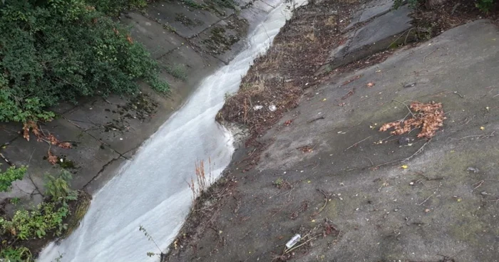Combustibilul scurs
din cisterna rasturnată la ieşirea de pe A1 a ajuns, în amestec cu spumă folosită la intervenţe într-un canal ce duce-n
râul Argeş