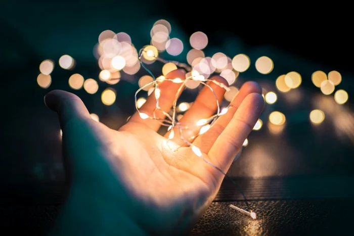 O banala instalaţie de luminiţe led poate ridica suspiciuni în Ucraina: nu cumva e un semn pentru ruşi? Foto Shutterstock