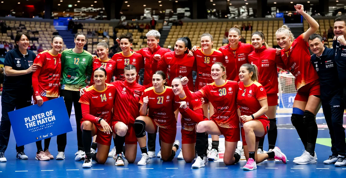 Fetele din naționala de handbal, bucuroase după victoria cu Japonia. Foto Fabebook FRH