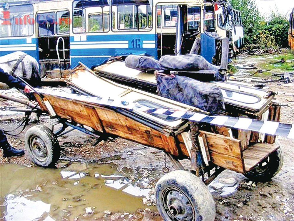 
    Aproape în fiecare zi  hoţii taie bucăţi uriaşe  din autobuzele sau  tramvaiele abandonate  