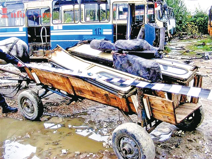 
    Aproape în fiecare zi  hoţii taie bucăţi uriaşe  din autobuzele sau  tramvaiele abandonate  