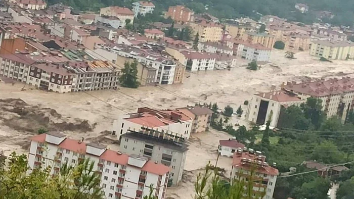În provincia Kastamonu, străzi întregi dispăruseră sub torenţi de apă murdară